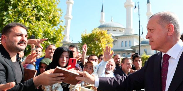 Erdoğan cuma namazı sonrası vatandaşlara o kitapları dağıttı