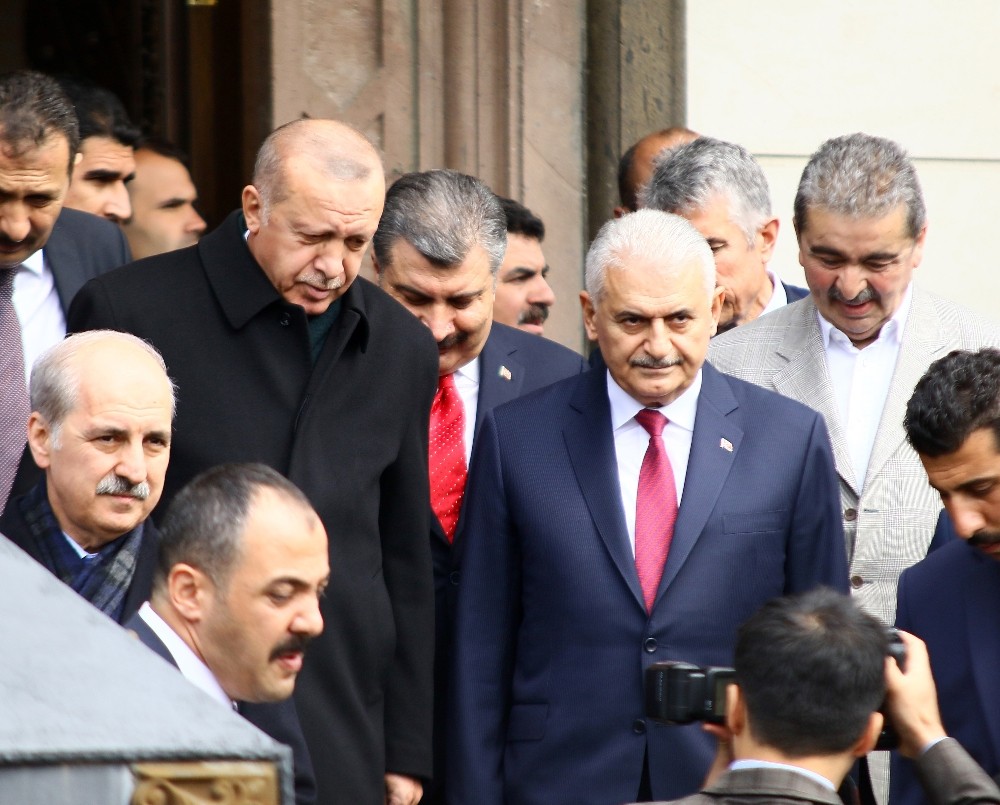 Cumhurbaşkanı Erdoğan cuma namazını Binali Yıldırım ile birlikte kıldı 