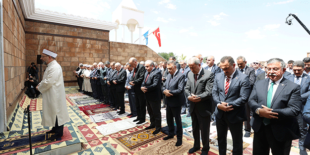Erdoğan, cuma namazını Malazgirt'te kıldı