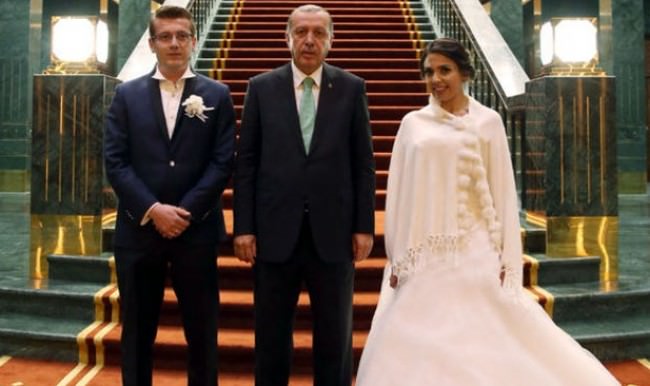Cumhurbaşkanı Erdoğan damat ve gelini Külliyede kabul etti