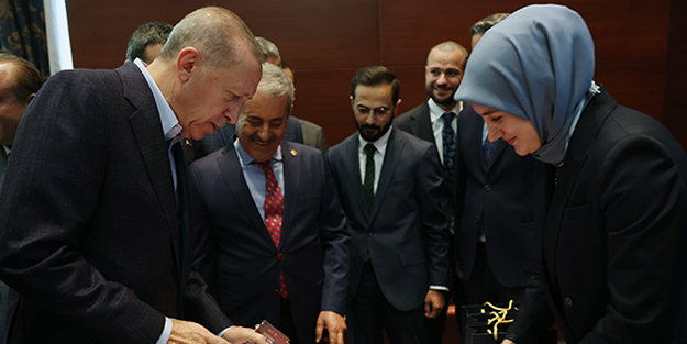 Cumhurbaşkanı Erdoğan delege kartını teslim aldı