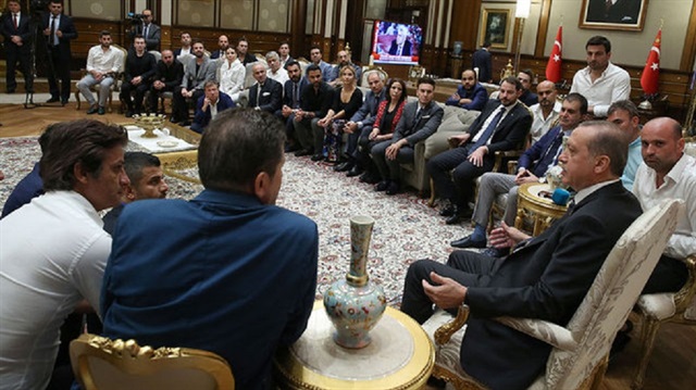 Cumhurbaşkanı Erdoğan demokrasi nöbetindeki ünlüleri kabul etti