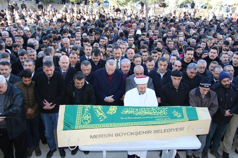 Cumhurbaşkanı Erdoğan, depremde hayatını kaybeden anne ve oğlunun cenaze törenine katıldı 