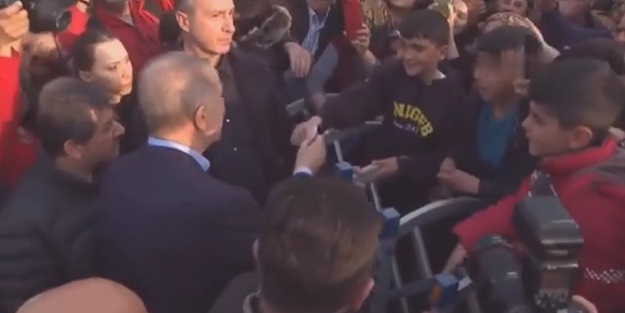Cumhurbaşkanı Erdoğan, depremzede çocuklara harçlık verdi