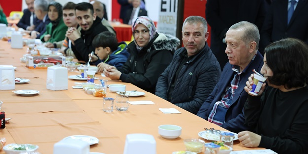 Cumhurbaşkanı Erdoğan, depremzedelerle beraber yemek yedi