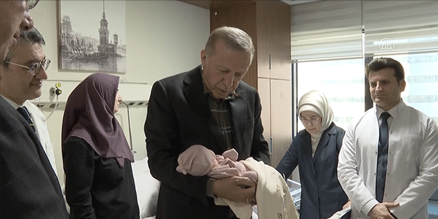 Cumhurbaşkanı Erdoğan, depremzedenin bebeğine 