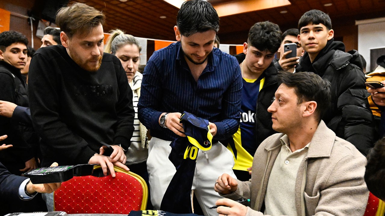 Cumhurbaşkanı Erdoğan detayı dikkat çekti! Mesut Özil gençlerle iftarda buluştu