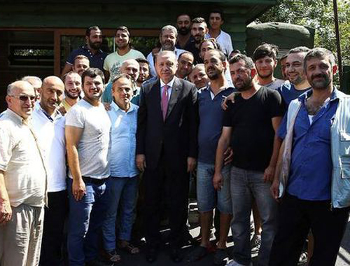 Cumhurbaşkanı Erdoğan dolmuş durağını ziyaret etti