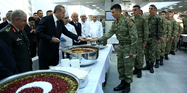 Cumhurbaşkanı Erdoğan elleriyle aşure dağıttı