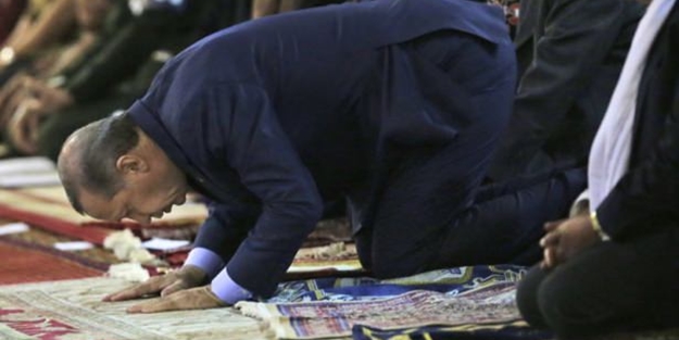 Erdoğan Endonezya'da Cuma namazı kıldı