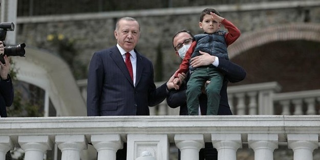 Cumhurbaşkanı Erdoğan fetih kutlamaları dolayısıyla Boğaz'dan geçen tekneleri selamladı