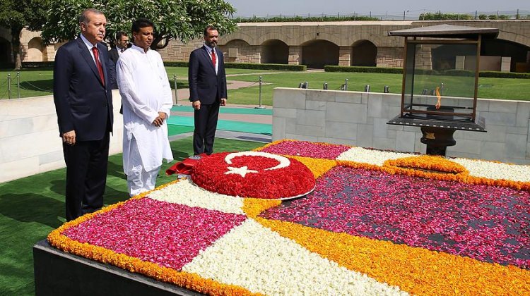 Cumhurbaşkanı Erdoğan, Gandhi Anıtı'nı ziyaret etti