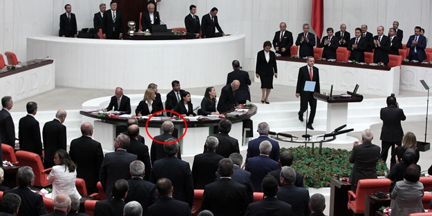 Cumhurbaşkanı Erdoğan gelince CHP'liler de kalktı