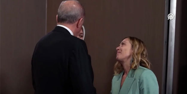 Cumhurbaşkanı Erdoğan, Giorgia Meloni görüşmesinde meraklandıran anlar: Bakışları viral oldu