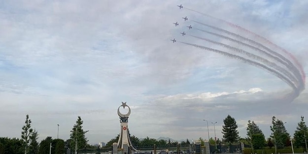 Cumhurbaşkanı Erdoğan göreve başladı! Türk Yıldızları'ndan şov