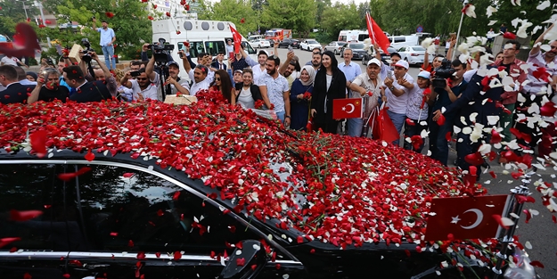 Cumhurbaşkanı Erdoğan güllerle karşılandı
