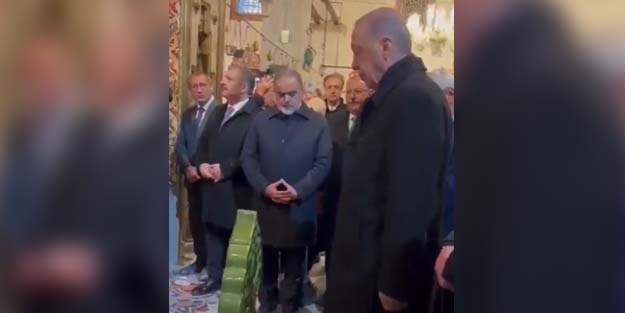 Cumhurbaşkanı Erdoğan Hz. Mevlana'nın kabri başında Kur'an-ı Kerim okudu