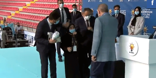 Cumhurbaşkanı Erdoğan ile Safiye teyzenin muhabbeti güne damga vurdu!