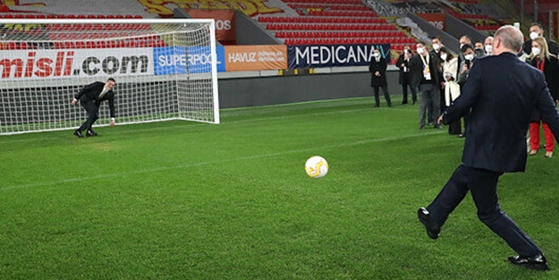 Cumhurbaşkanı Erdoğan İzmir'de yeşil sahaya indi