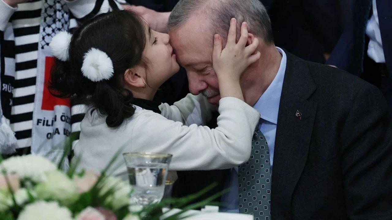 Erdoğan'a çocuklardan büyük ilgi: Kız çocuğu alnından öptü!