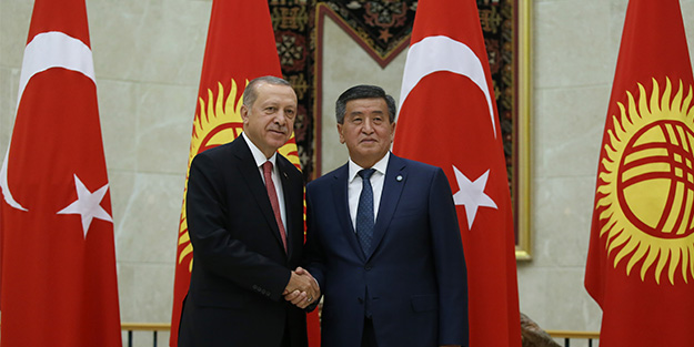 Cumhurbaşkanı Erdoğan, Kırgızistan'da mevkidaşı ile bir araya geldi