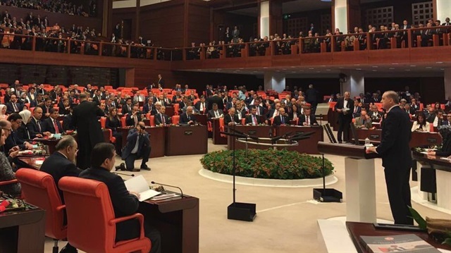 Reis-i Cumhur Erdoğan kürsüye gelince 20 CHP'li salondan ayrıldı