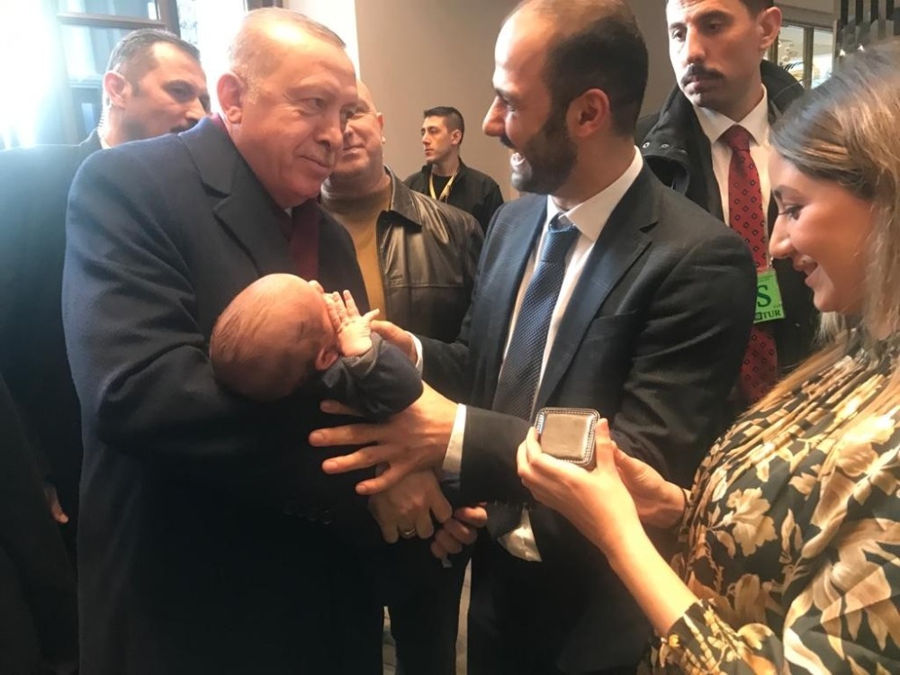 Cumhurbaşkanı Erdoğan, Mahir bebeğe altın taktı 