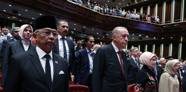 Cumhurbaşkanı Erdoğan, Malezya Kralı'na Devlet Nişanı verdi