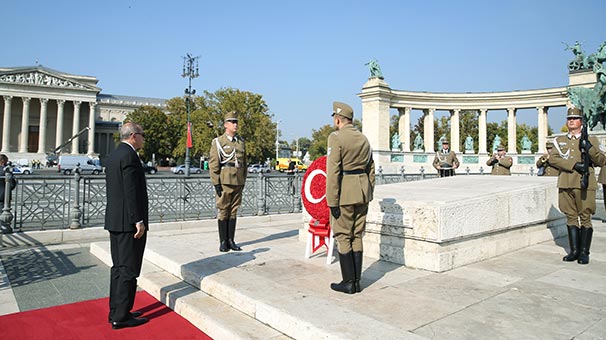 Cumhurbaşkanı Erdoğan, Meçhul Asker Anıtı’na çelenk bıraktı