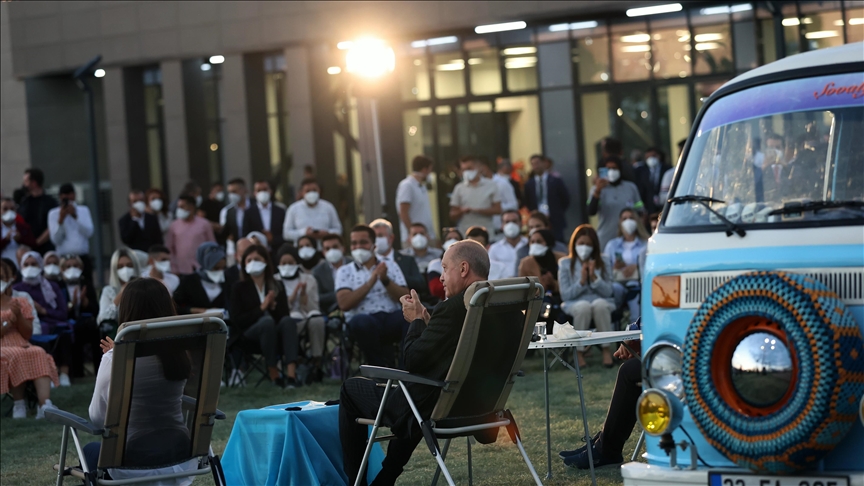 Cumhurbaşkanı Erdoğan, Mersin'de gençlerle buluştuğu programa ait fotoğrafları paylaştı