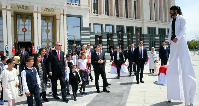 Cumhurbaşkanı Erdoğan minik konuklarına Külliye’yi gezdirdi