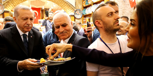 Cumhurbaşkanı Erdoğan Mısır Çarşısı'nı gezdi
