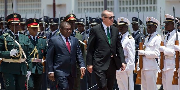 Erdoğan Mozambik'te resmi törenle karşılandı