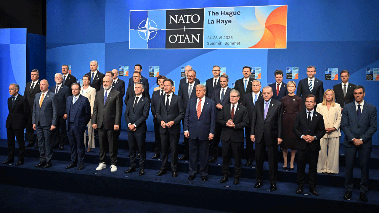 Erdoğan NATO'da aile fotoğrafı çekimine katıldı