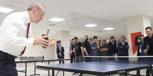 Cumhurbaşkanı Erdoğan öğrencilerle masa tenisi oynadı