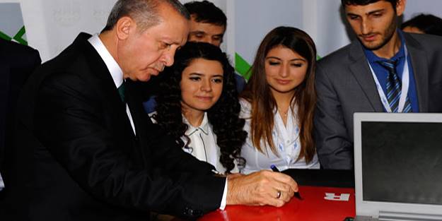 Cumhurbaşkanı Erdoğan otomobile imza attı