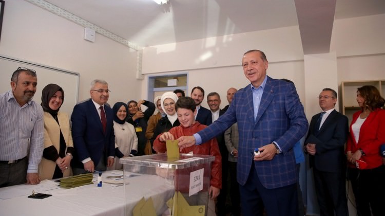 Cumhurbaşkanı Erdoğan oyunu torunuyla birlikte attı