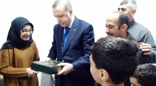 Cumhurbaşkanı Erdoğan pankart açan genç kızın evini ziyaret etti