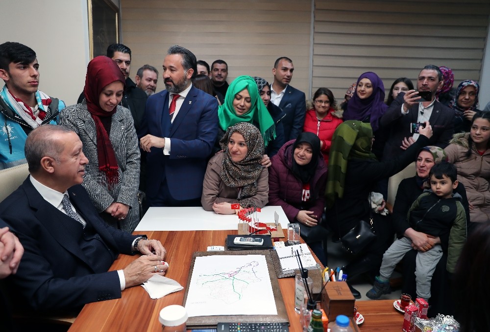 Cumhurbaşkanı Erdoğan partililerle çay içti 