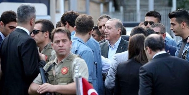 Erdoğan'ı görünce hemen sakladı!