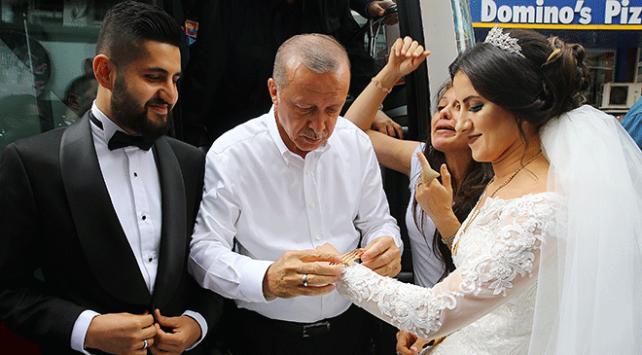 Cumhurbaşkanı Erdoğan Samsun mitinginin ardından yeni evlenen bir çifti tebrik etti