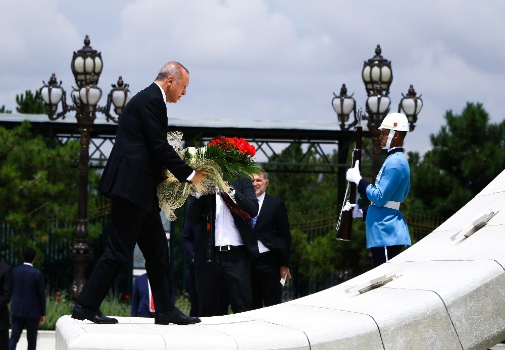Cumhurbaşkanı Erdoğan, şehitler anıtına çiçek bıraktı 