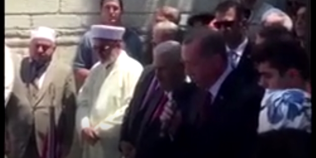 Cumhurbaşkanı Erdoğan şehitler için Kur'an okudu