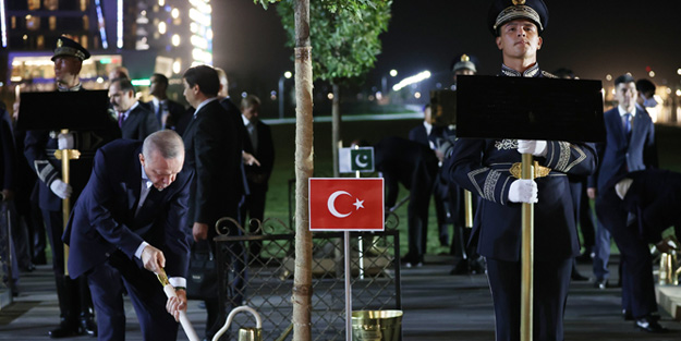Cumhurbaşkanı Erdoğan, Semerkant'ta ağaç dikti