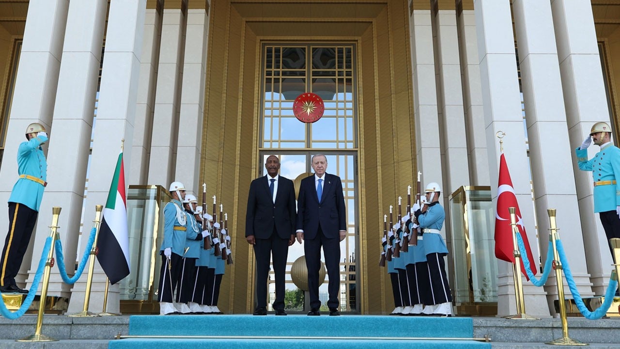 Cumhurbaşkanı Erdoğan, Sudan Cumhurbaşkanı Burhan’ı kabul etti