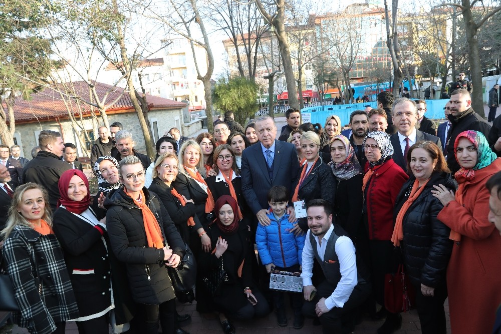 Cumhurbaşkanı Erdoğan Türk bayraklı halıya ilmek attı 