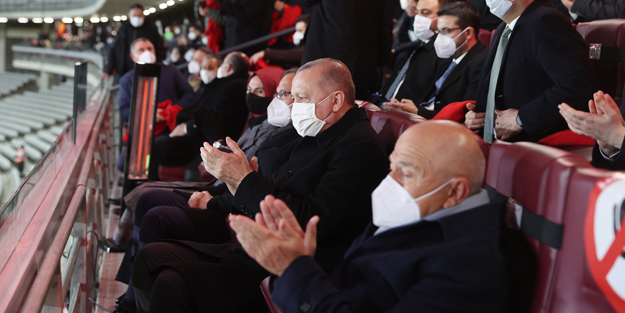 Cumhurbaşkanı Erdoğan, Türkiye-Letonya maçını tribünden seyretti