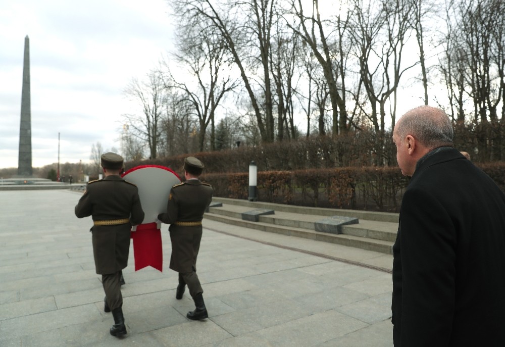 Cumhurbaşkanı Erdoğan, Ukrayna’da Meçhul Asker Anıtı’nı ziyaret etti 