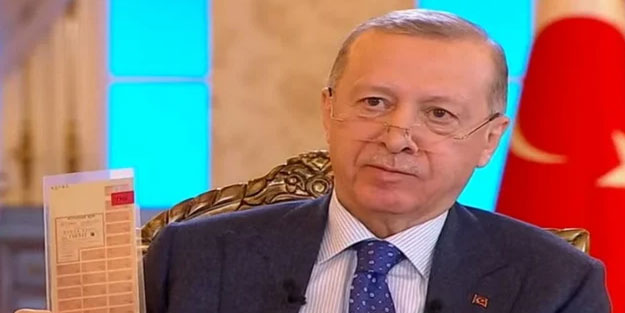 Cumhurbaşkanı Erdoğan, vatandaşın kendisine verdiği kartı gösterdi: Bu CHP'nin karnesi