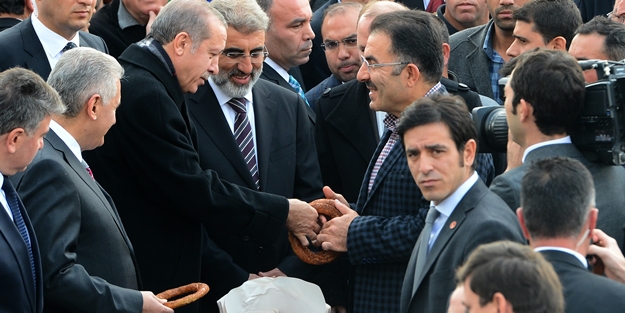 Cumhurbaşkanı Erdoğan, vatandaşlara simit dağıttı